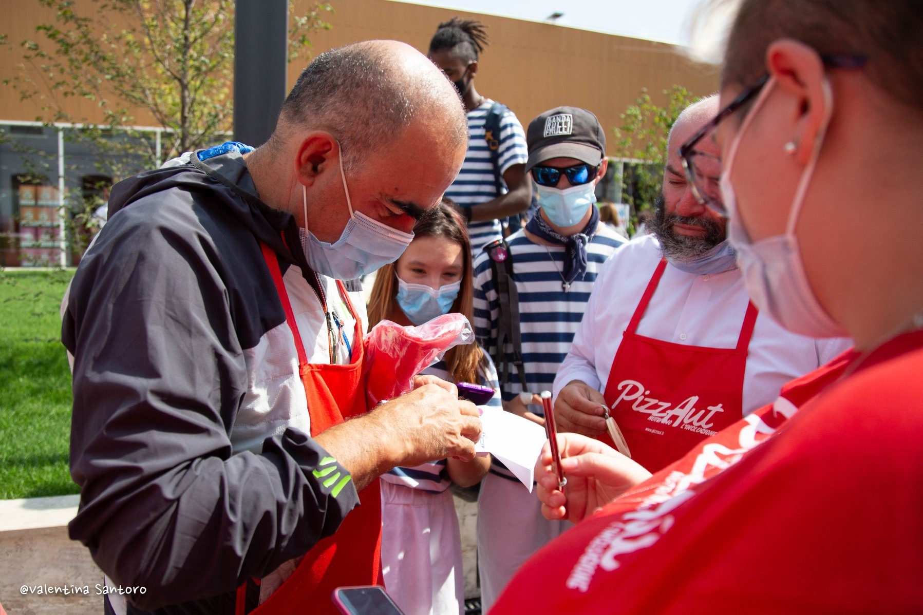 Stefano Belisari con lo staff di PizzAut