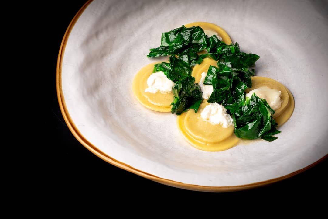 Ravioli ripieni di scalogno liquido, primo sale di capra e cicoria appassita | Da Gorini