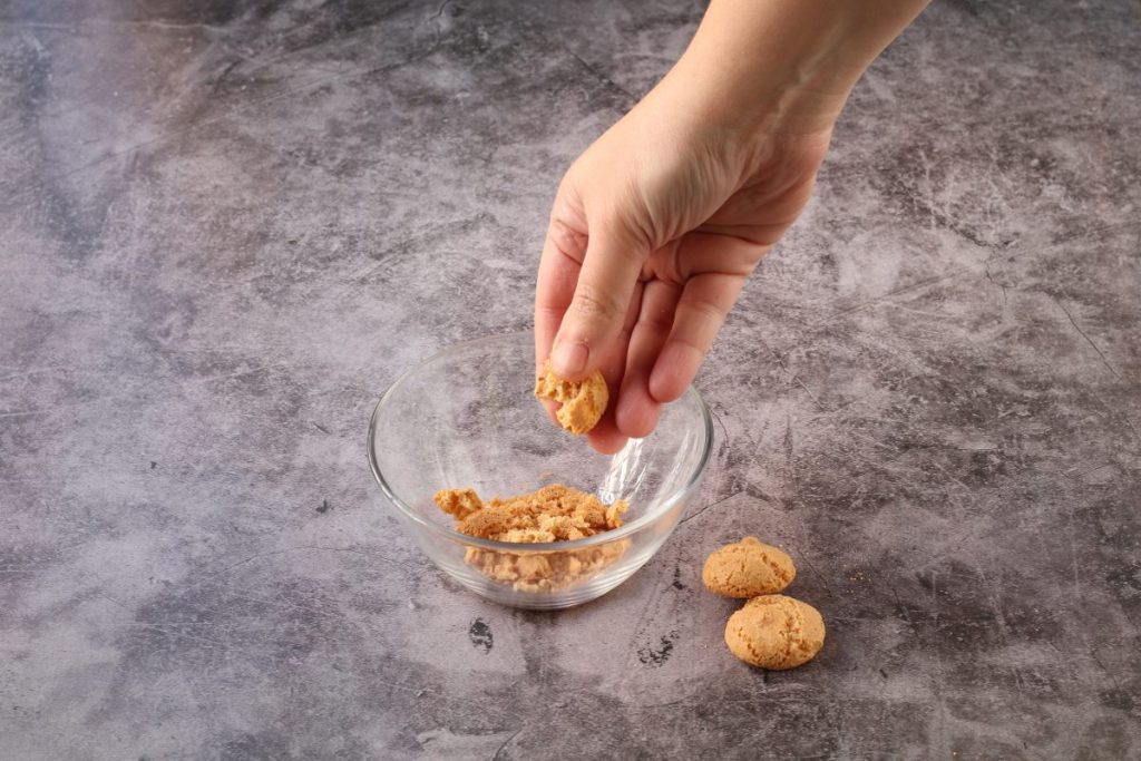 sbriciolare gli amaretti
