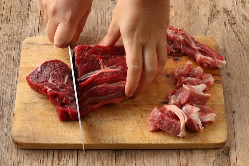 tagliare la carne