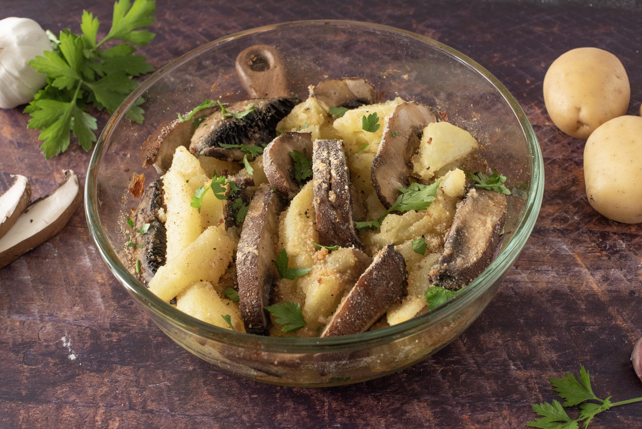 Funghi e patate al forno la ricetta del contorno autunnale ricco di gusto