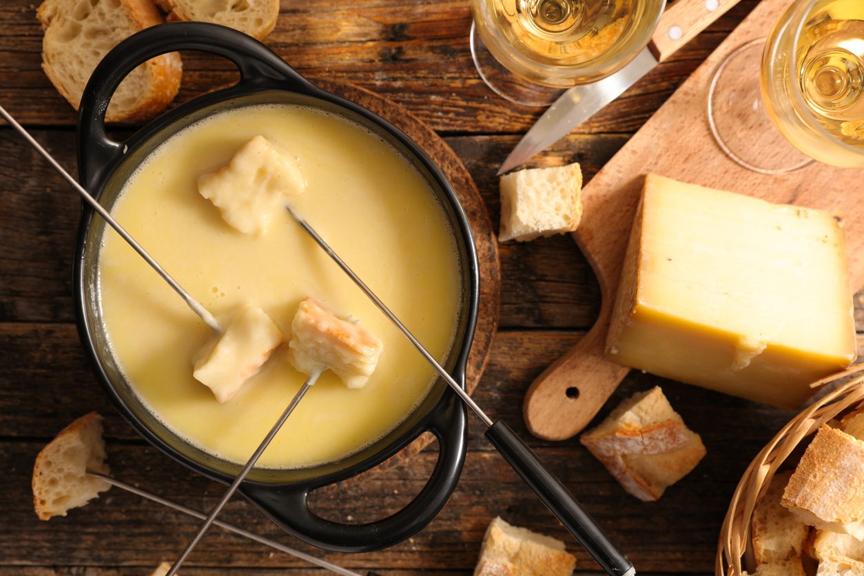 Come abbinare il vino al formaggio fuso