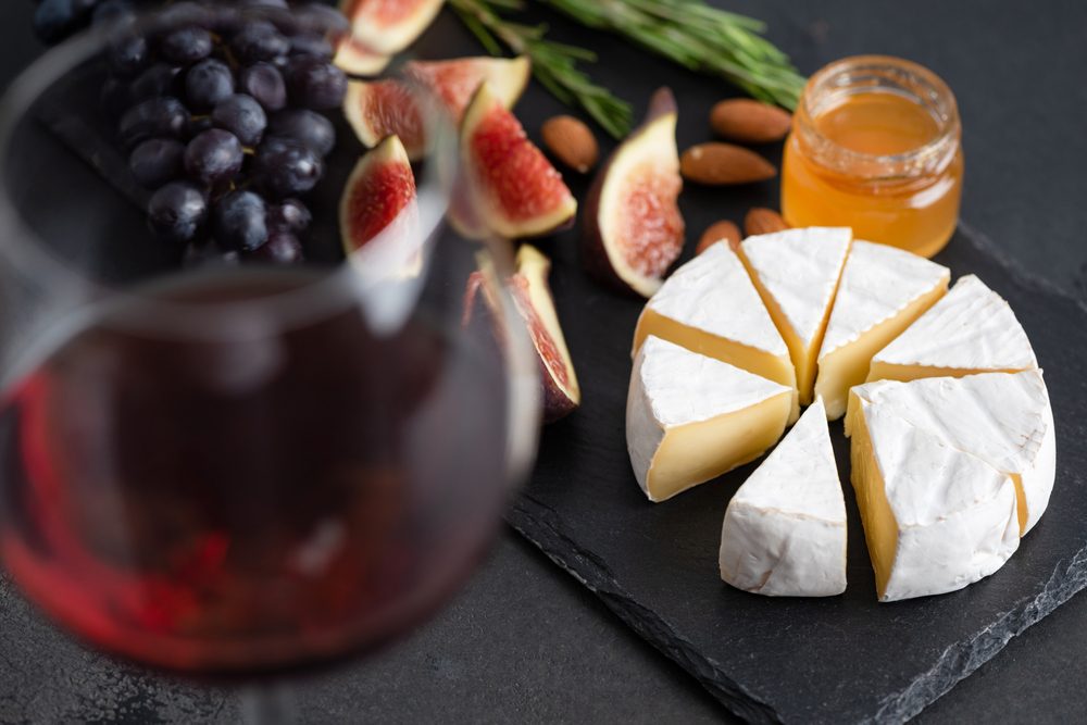 Come abbinare il vino al formaggio molle