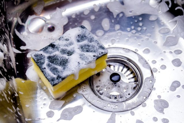 Come pulire la spugna da cucina