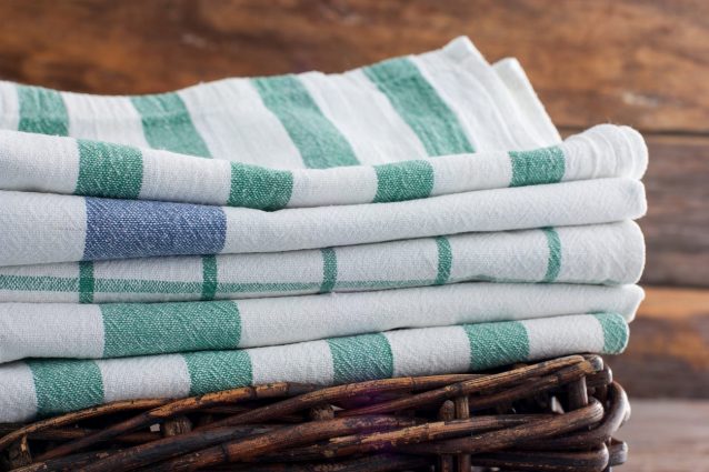 Igienizzare gli strofinacci da cucina: consigli per pulirli e farli durare a lungo