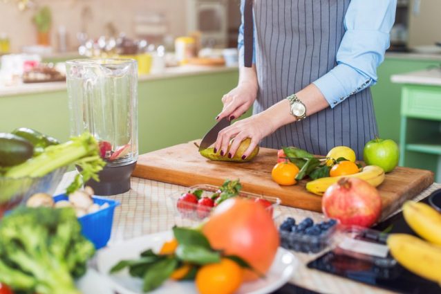 Cucina sicura: cinque consigli per prevenire la contaminazione del cibo