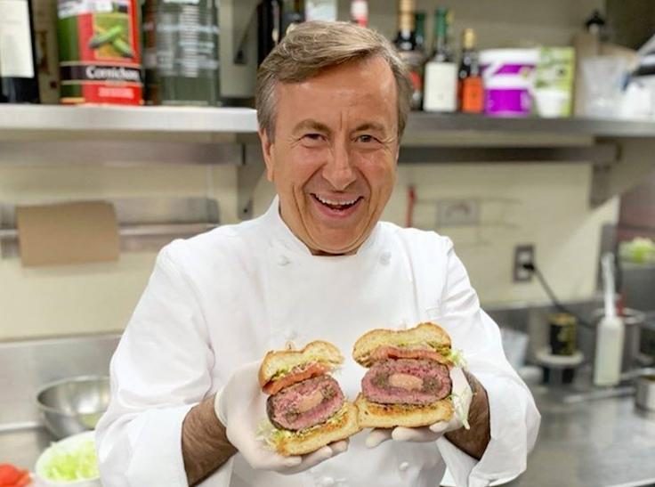 Daniel Boulud con il suo hamburger | Ph. Facebook