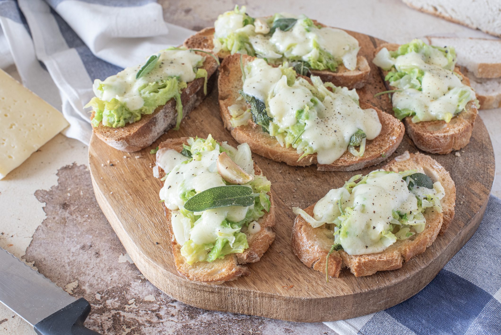 Bruschette con verza e formaggio