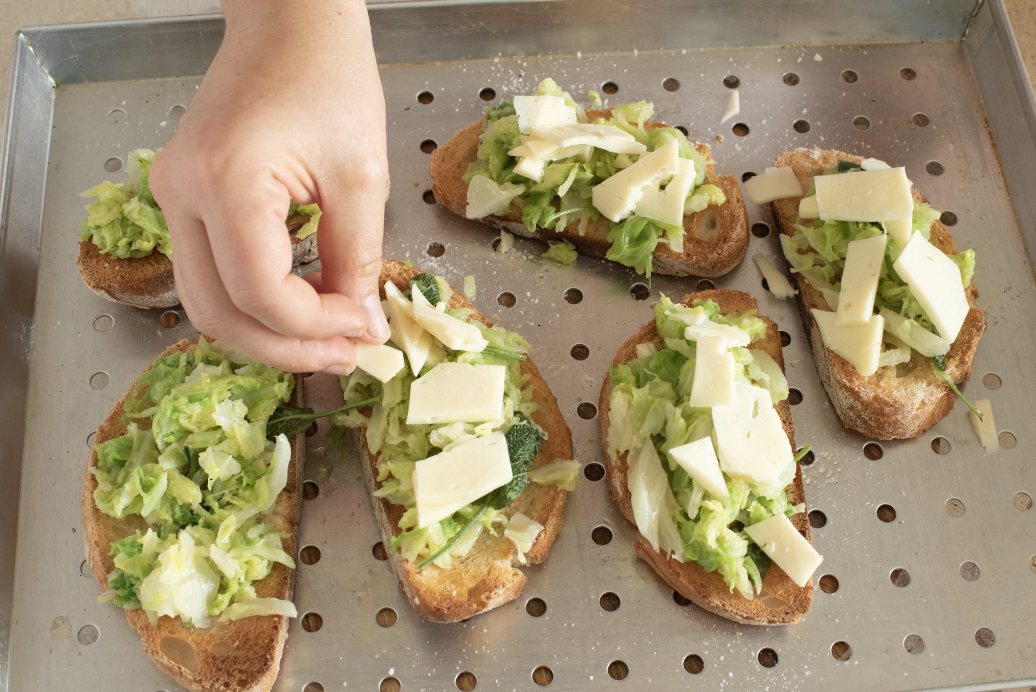 Bruschette con verza e formaggio