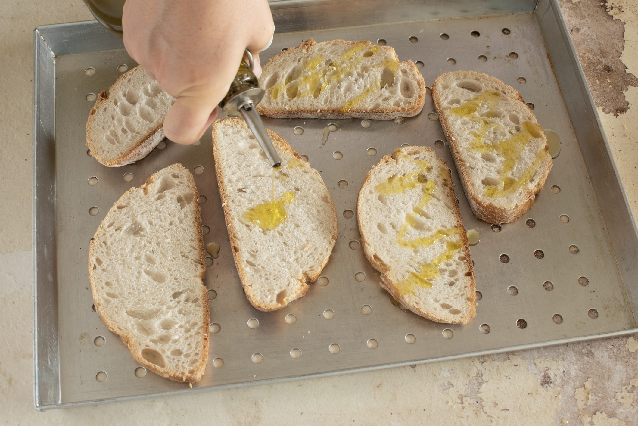 Bruschette con verza e formaggio