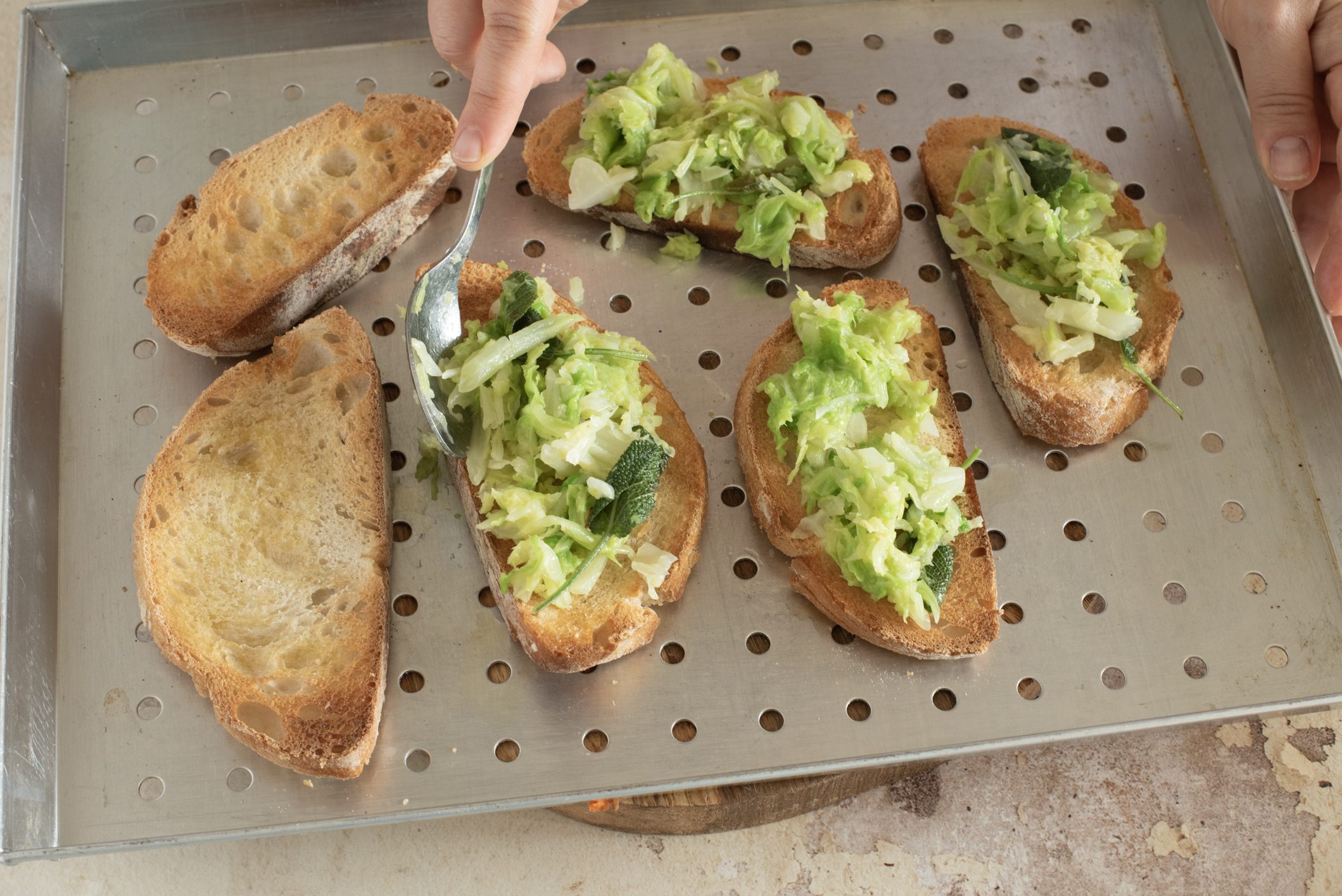 Bruschette con verza e formaggio