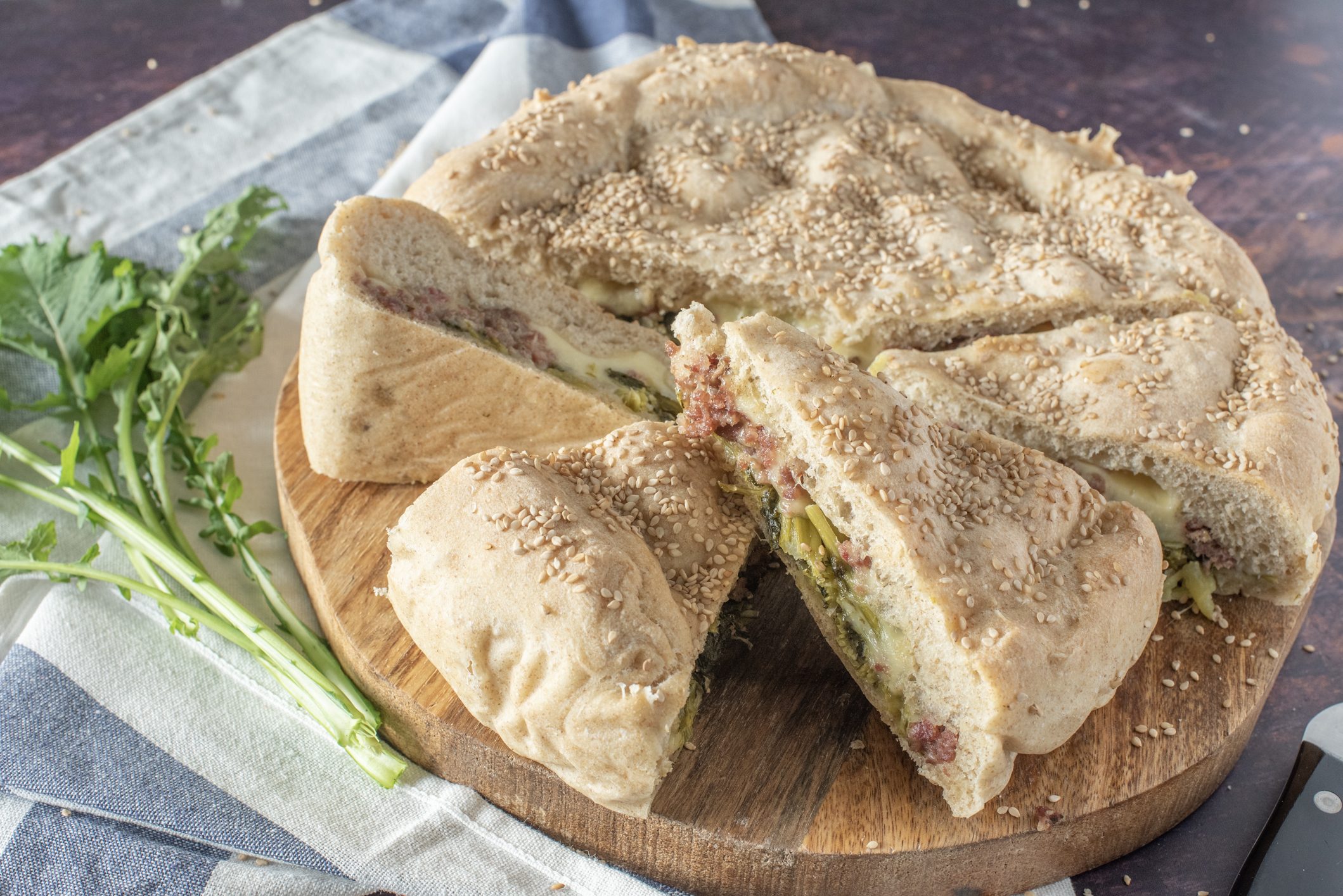 Focaccia con cime di rapa, scamorza e salsiccia