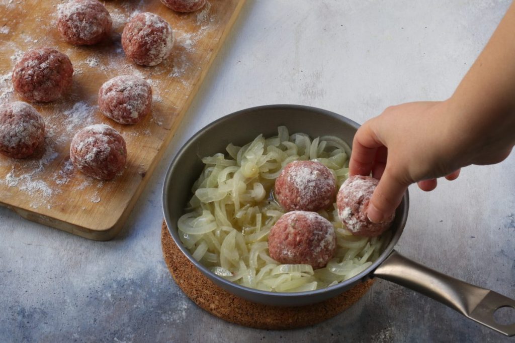 Aggiungere le polpette