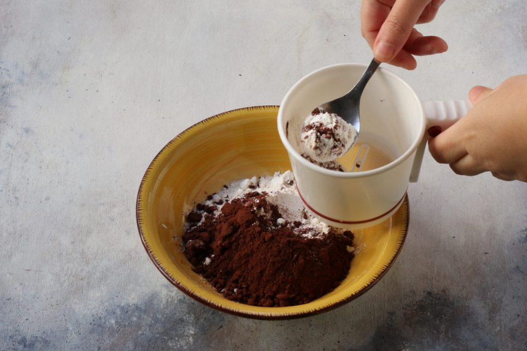 setacciare farina e cacao