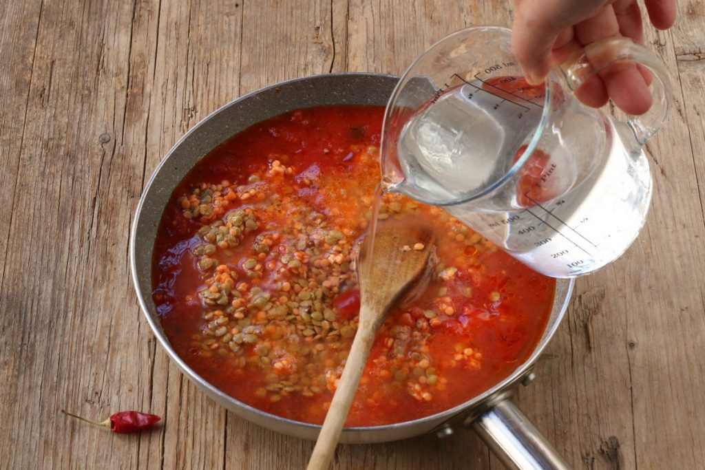aggiungere le lenticchie e l'acqua