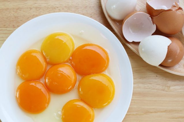 Come interpretare i diversi colori dei tuorli delle uova
