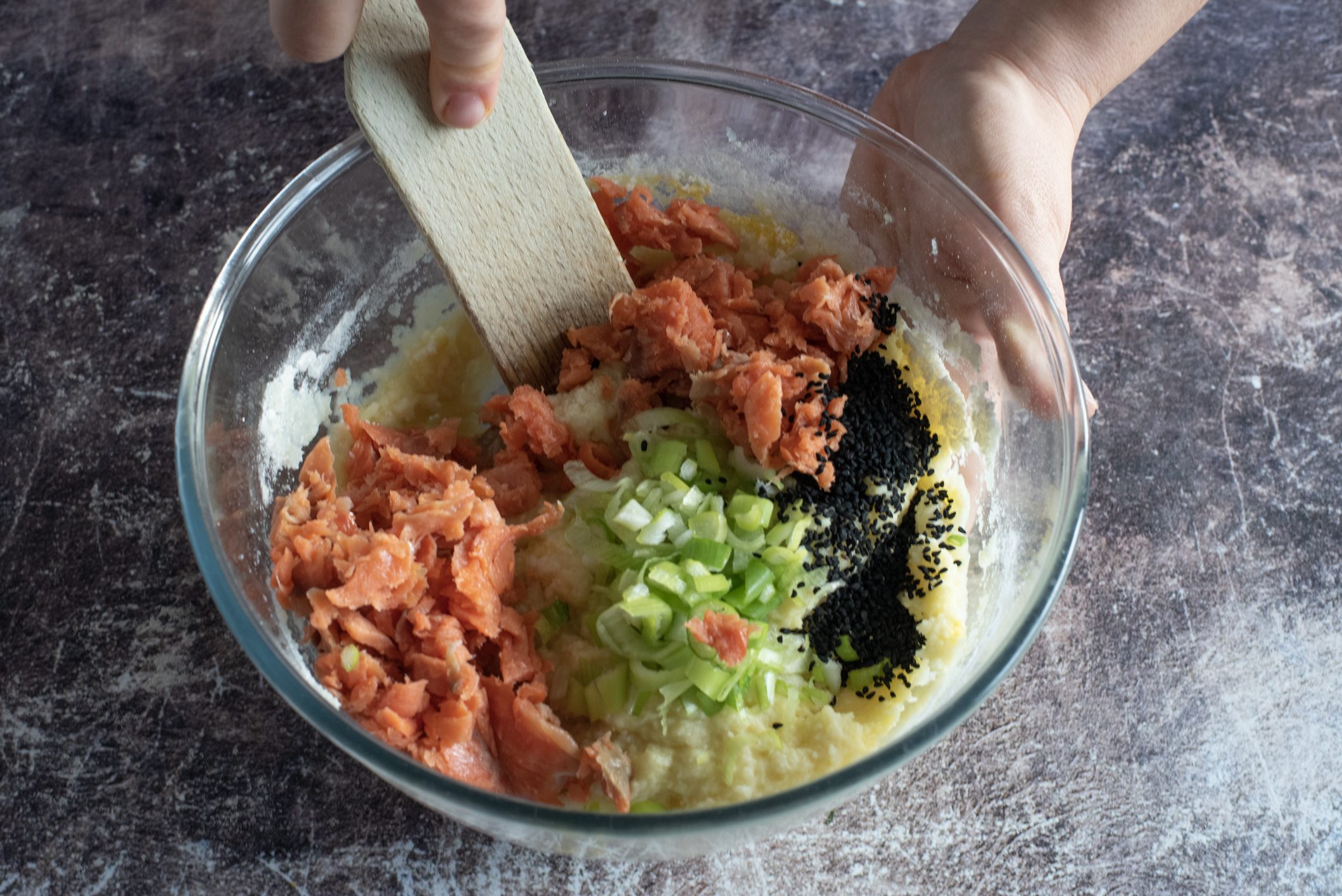 crocchette di patate con salmone affumicato e erbe