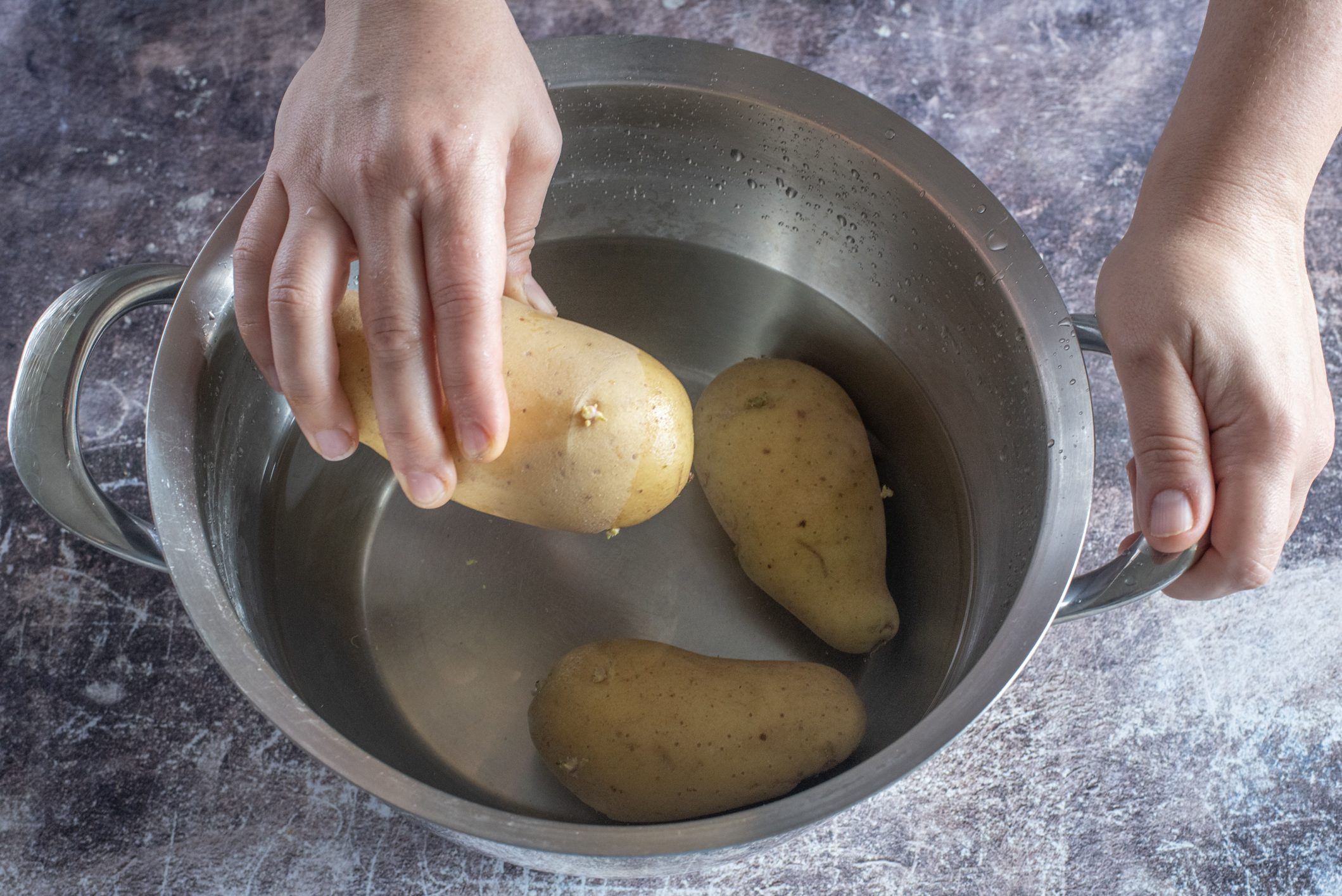 crocchette di patate con salmone affumicato e erbe