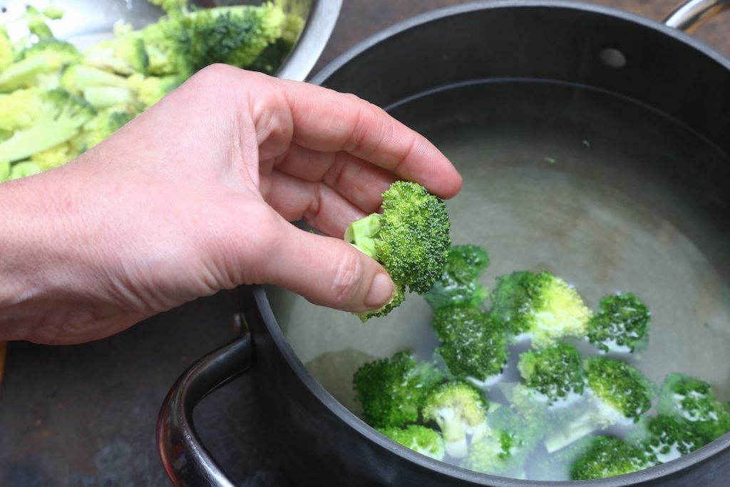 1_pasta con i broccoli arriminati_cottura broccoli © Gooduria lab
