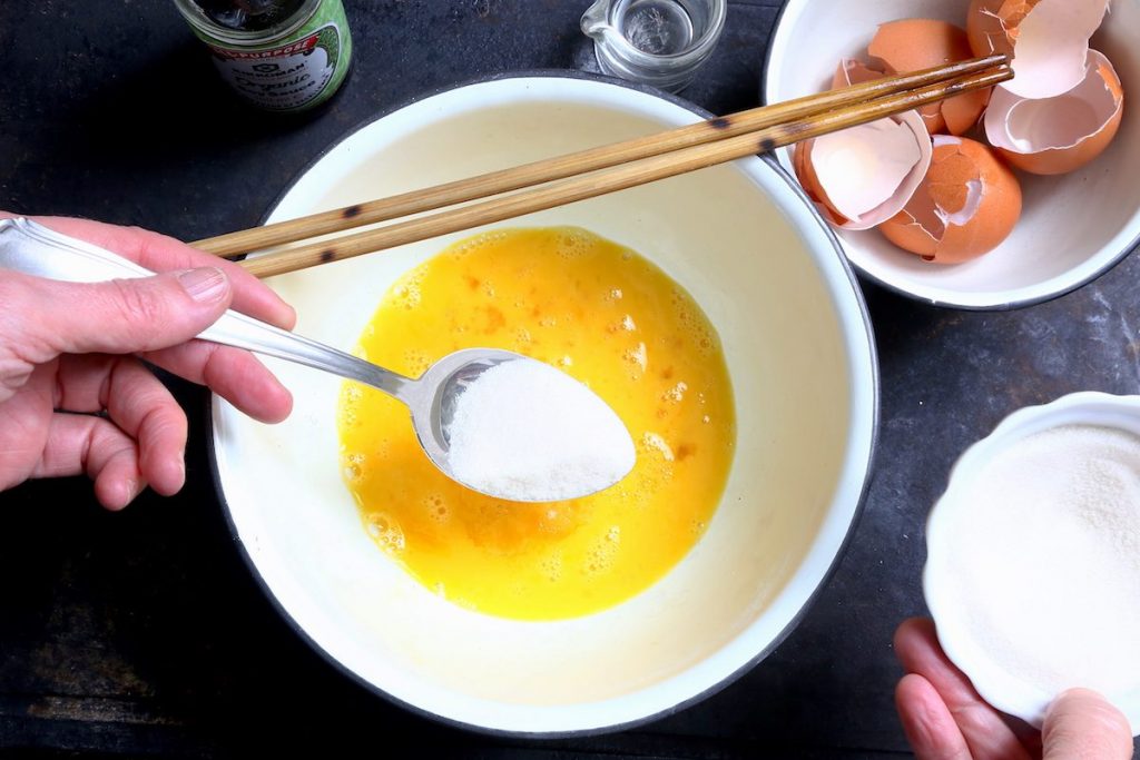 2_tamagoyaki_aggiungere zucchero © gooduria lab
