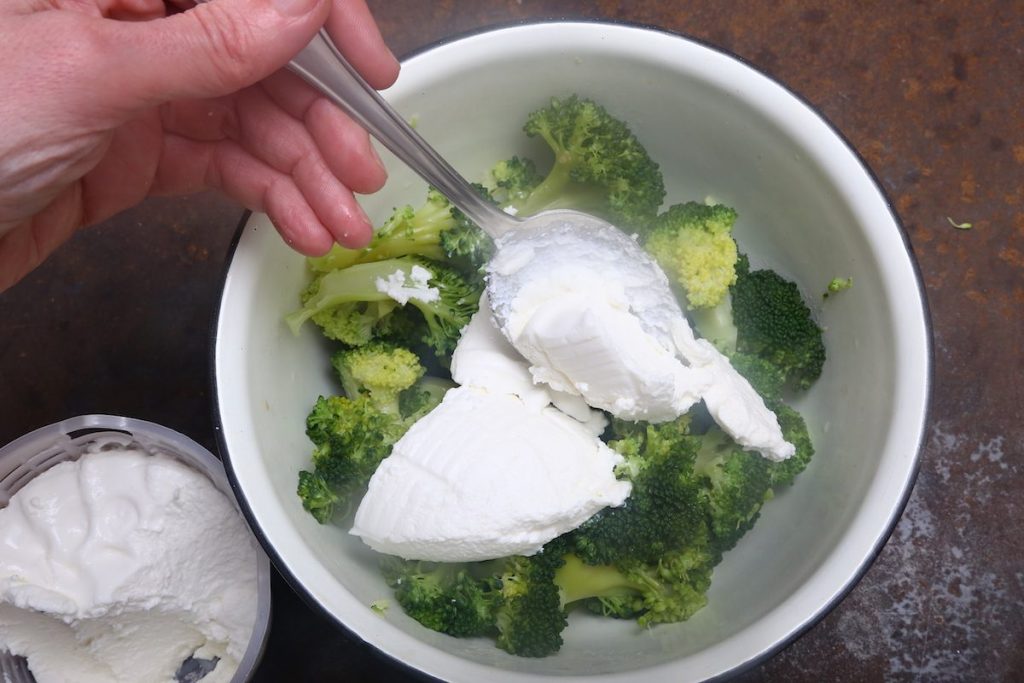 2_torta broccoli_aggiungere ricotta © Gooduria lab