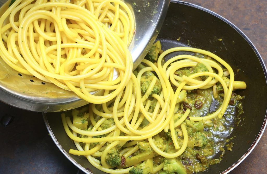 5_pasta con i broccoli arriminati_insaporire i bucatini nei broccoli arriminati © Gooduria lab