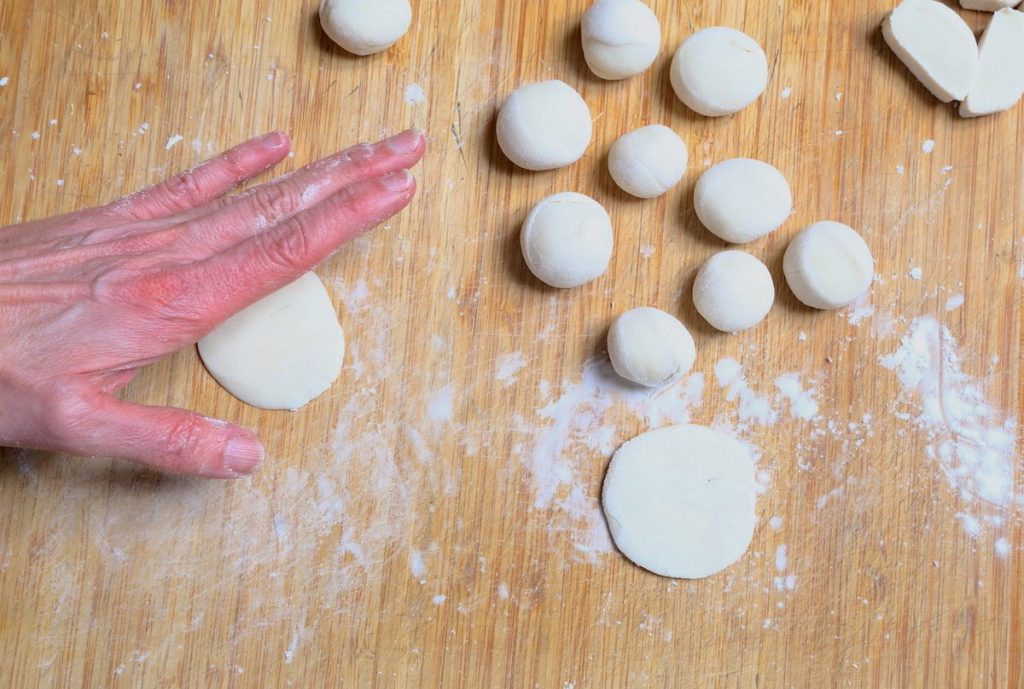 12_schiacciare palline_gyoza©Gooduria lab