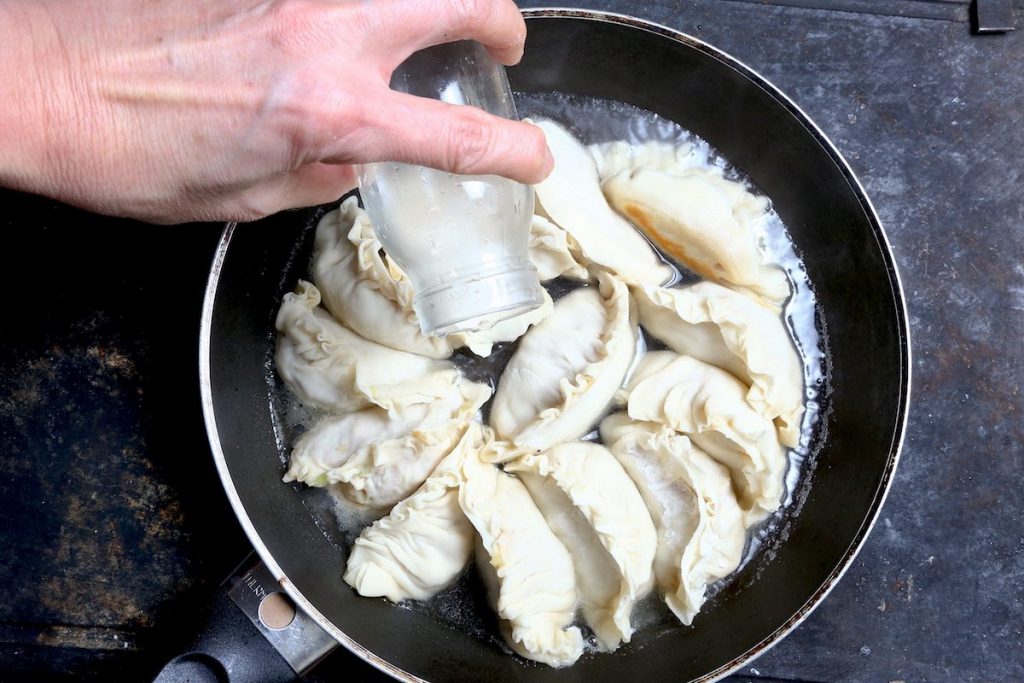 16_aggiungere acqua_gyoza©Gooduria lab