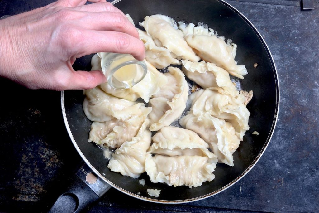 18_aggiungere olio sesamo_gyoza©Gooduria lab