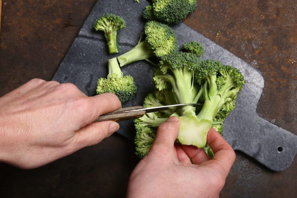 1_dividere in cimette i broccoli_pasta e broccoli in brodo©Gooduria lab