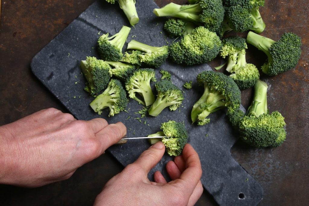 2_tagliare a metà le cimette_pasta e broccoli in brodo©Gooduria lab