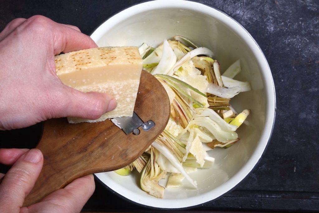 4_aggiungere scaglie Parmigiano_insalata di finocchi e carciofi©Gooduria lab