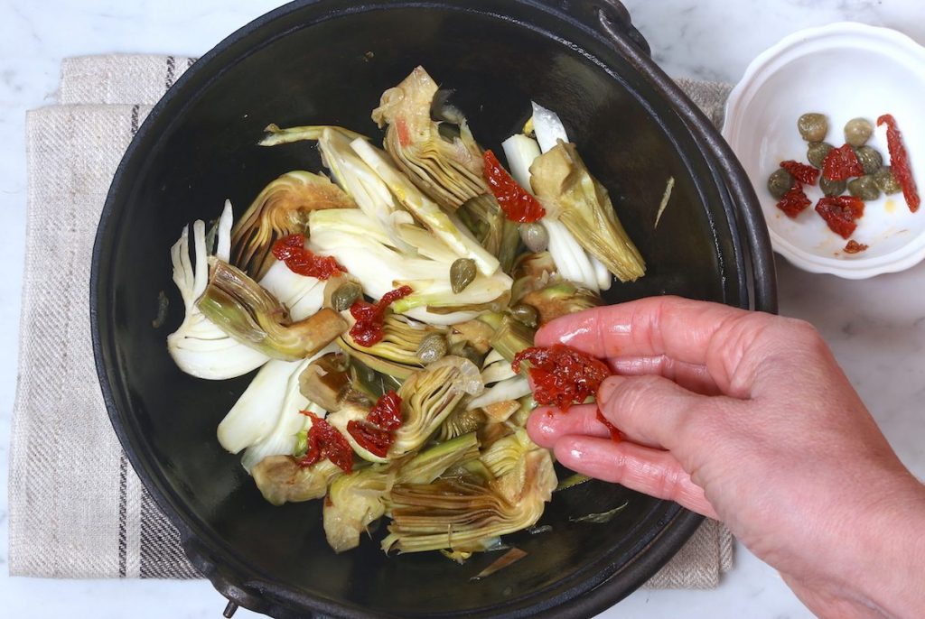 4_aggiungete i pomodorini secchi_padellata di finocchi e carciofi©Gooduria lab