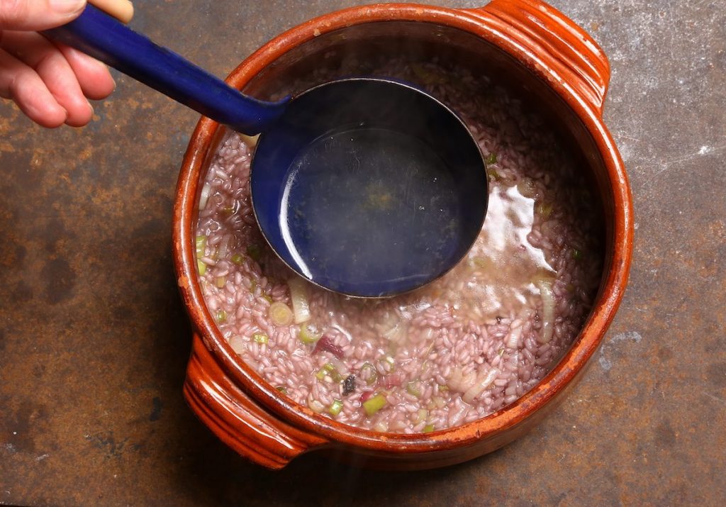 4_aggiungete il brodo_risotto radicchio e Amarone ©Gooduria lab