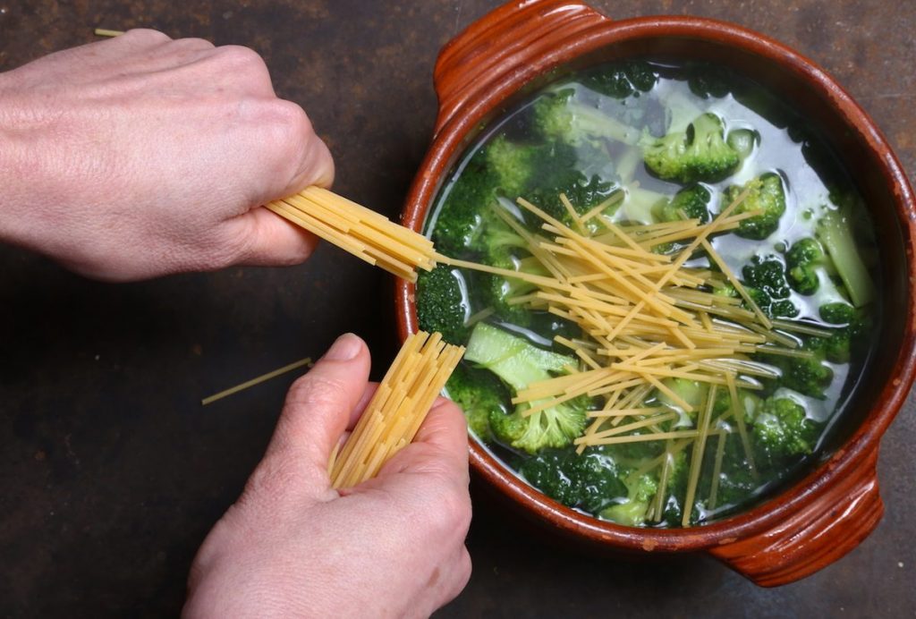 4_spezzare gli spaghetti_pasta e broccoli in brodo©Gooduria lab