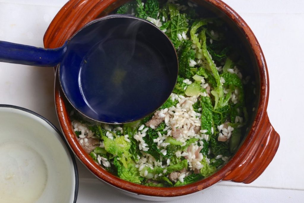 5_aggiungere brodo_risotto verza e salsiccia©Gooduria lab