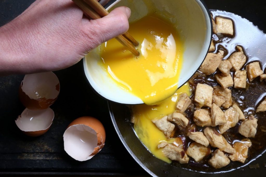 5_versate uova sbattute_oyakodon©Gooduria lab