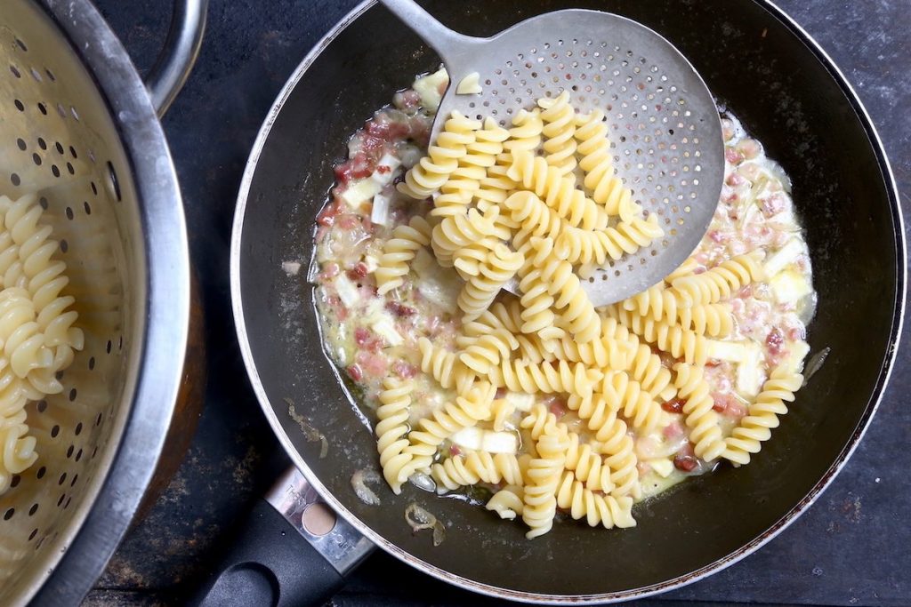 5_versare la pasta_fusilli speck e Brie@Gooduria lab