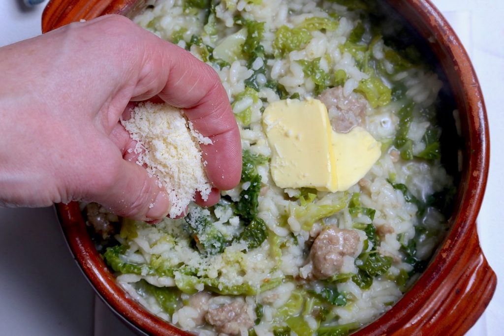 6_mantecare con Grana e burro_risotto verza e salsiccia©Gooduria lab