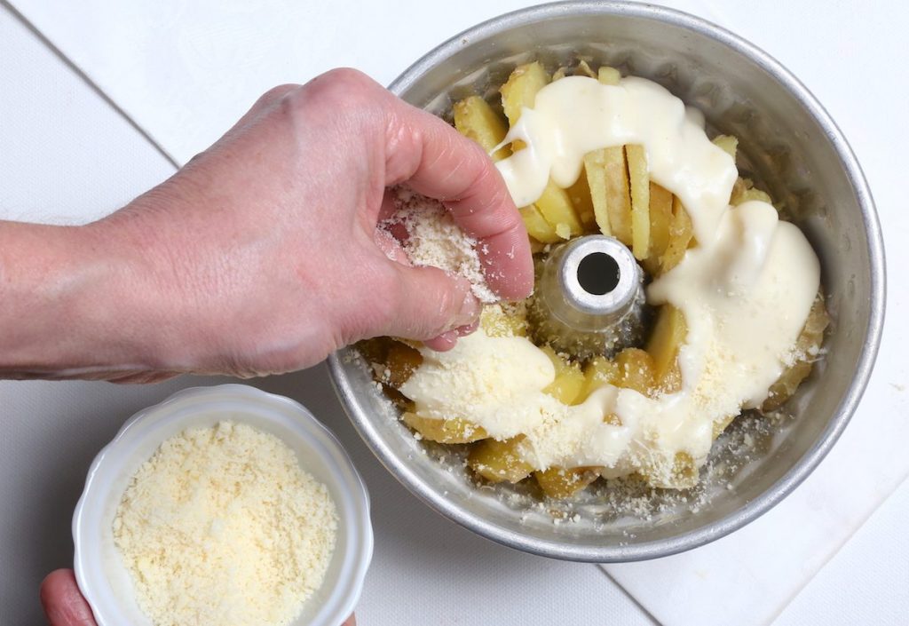 7_cospargere besciamella e Parmigiano_patate in teglia @ gooduria lab