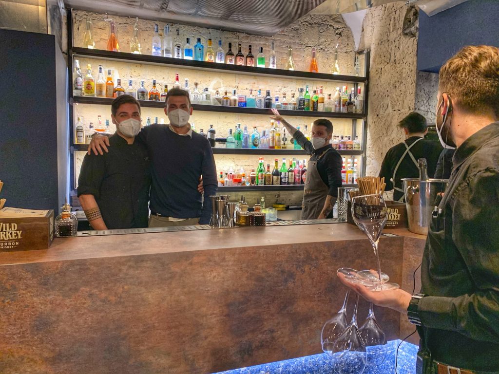 Unaudace Impresa Attende Un Drappello Di Giovani Compagni Di Alessandro