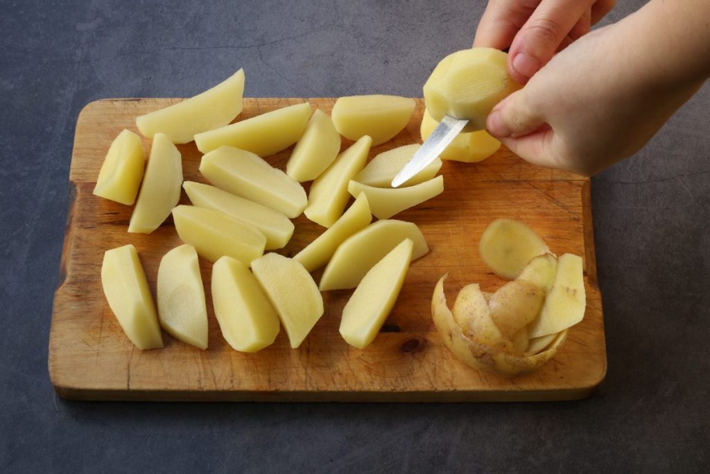 sbucciare e tagliare le patate