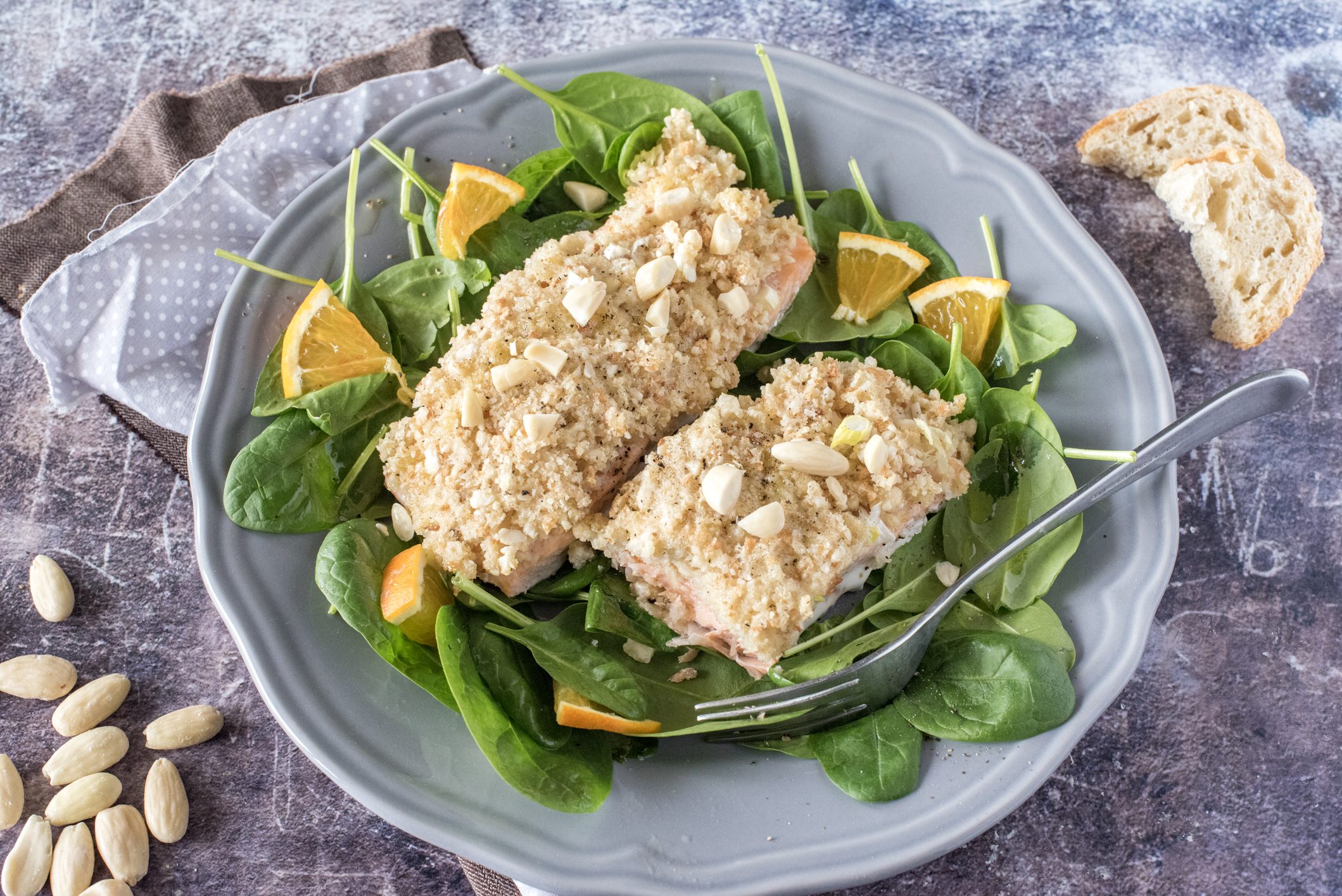 Filetto di salmone gratinato con le mandorle