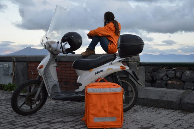 Delivery e teatro: il Pastificio Leonessa sostiene Consegne, la performance sui rider