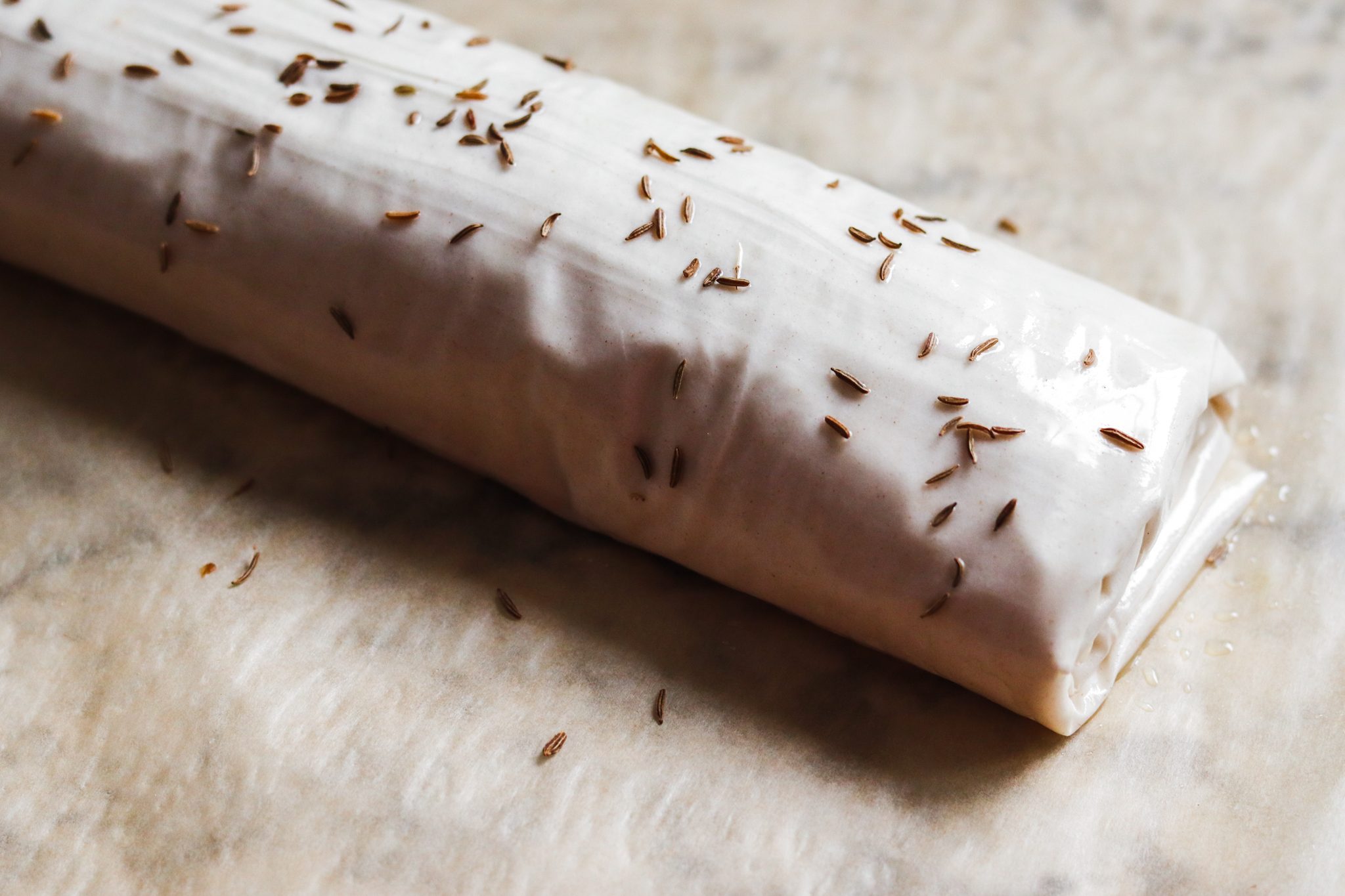 Strudel salato con crauti e pancetta: decorare lo strudel