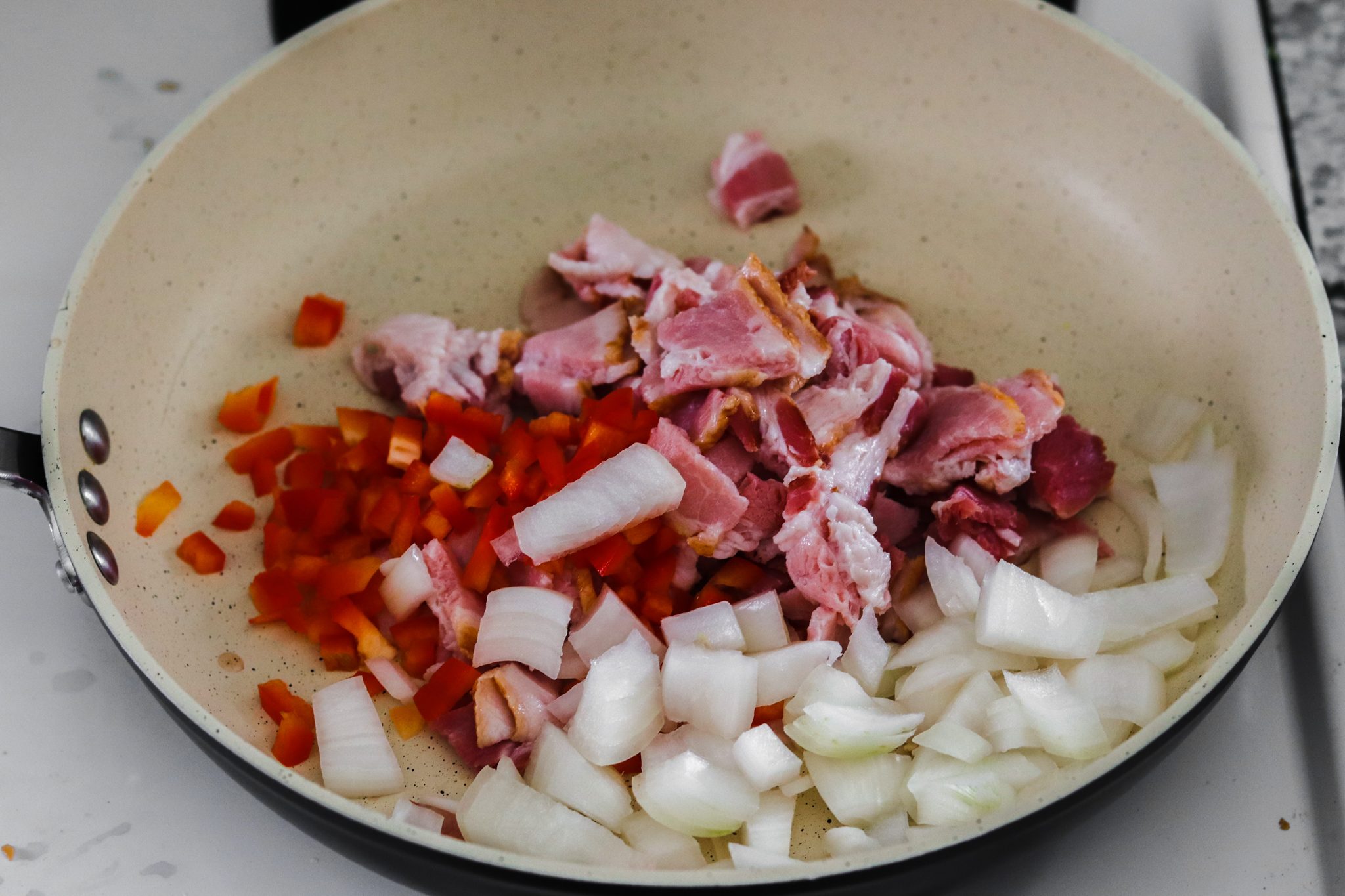Strudel salato con crauti e pancetta: cuocere pancetta e verdure in padella