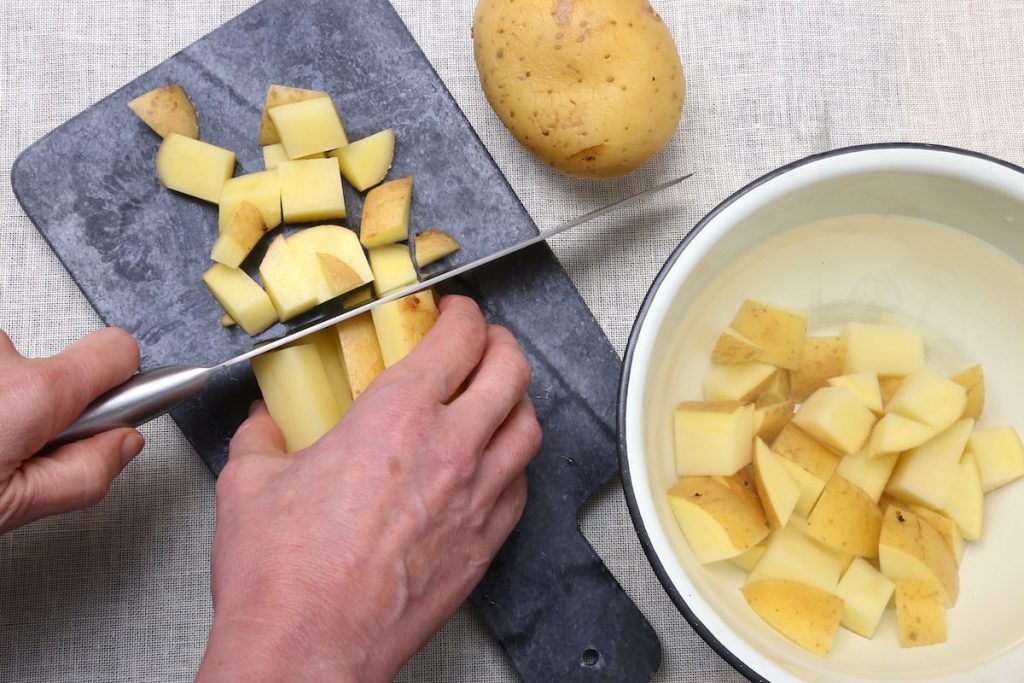 1_tagliate le patate_patate Parmigiano e prezzemol©Gooduira lab