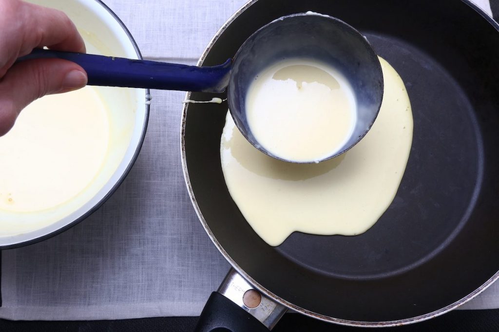 2_versare impasto nella padella_crepes salate_©Gooduria lab