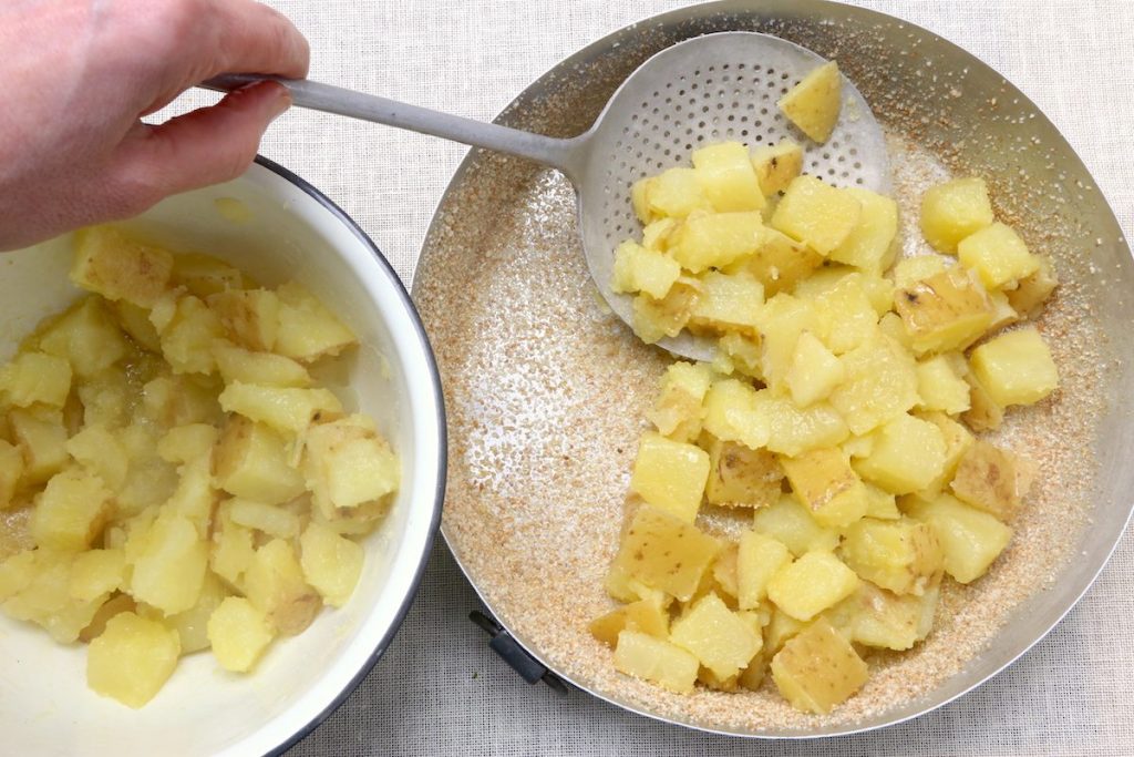 3_patate nella pirofila_patate Parmigiano e prezzemol©Gooduira lab