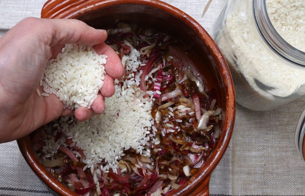 4_aggiungere il riso_risotto Taleggio e speck©Gooduria lab